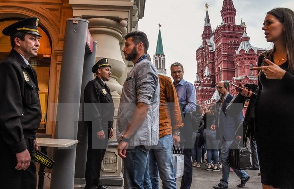 Nhân viên an ninh gác tại một cửa hiệu ở Moskva sau khi sơ tán người dân cùng các nhân viên vì nhận được điện thoại đe dọa đánh bom. (Nguồn: AFP/TTXVN)