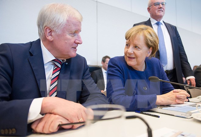 Chủ tịch đảng CDU, Thủ tướng Đức Angela Merkel (phải) và lãnh đạo đảng CSU Horst Seehofer (trái) trong cuộc họp ở Berlin ngày 26/9. (Nguồn: AFP/TTXVN)
