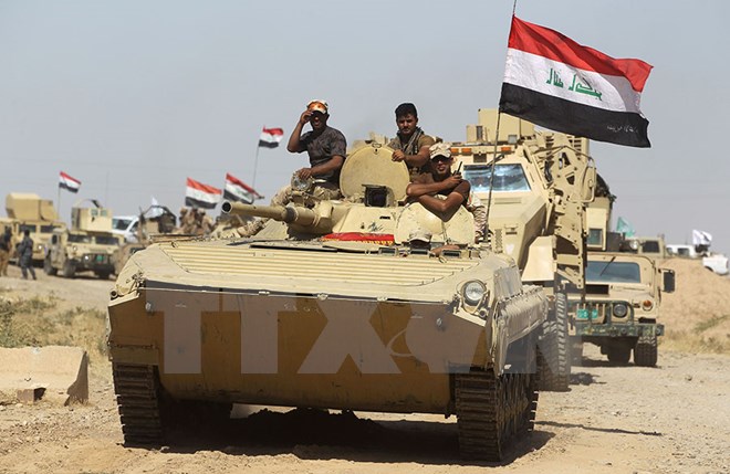 Các lực lượng Iraq tiến vào Hawija trong chiến dịch giải phóng thị trấn này từ IS ngày 2/10. (Nguồn: AFP/TTXVN)