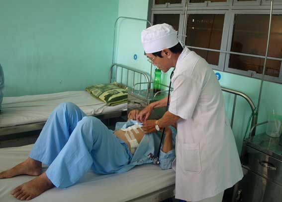 Bác sĩ Trung tâm y tế huyện Nhơn Trạch khám lại vết thương cho bệnh nhân P.T.T. Ảnh: CTV.