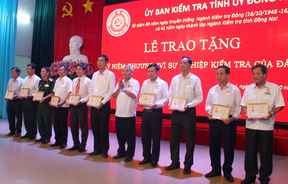 ĐC Huỳnh Văn Tố, Phó chủ nhiệm UBKT Tỉnh ủy, Trao kỷ niệm chương Vì sự nghiệp kiểm tra của Đảng cho cán bộ, công chức của Đồng Nai