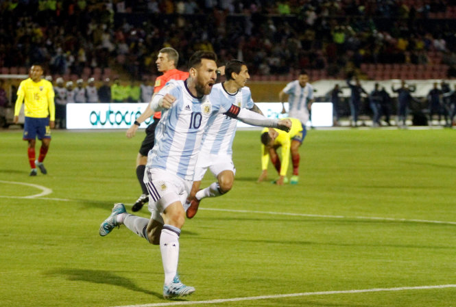  Messi lập hat-trick, Argentina lách qua cửa hẹp dự World Cup 2018 Niềm vui của Messi sau khi ghi bàn vào lưới Ecuador. Ảnh: REUTERS