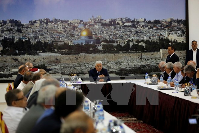 Tổng thống Palestine Mahmoud Abbas (giữa) phát biểu tại một cuộc họp ở thành phố Ramallah, Khu Bờ Tây. (Nguồn: THX/TTXVN)