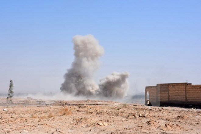Binh sỹ Syria giao tranh với phiến quân IS tại khu vực ngoại ô phía bắc tỉnh Deir al-Zour ngày 14/9. (Nguồn: AFP/TTXVN)