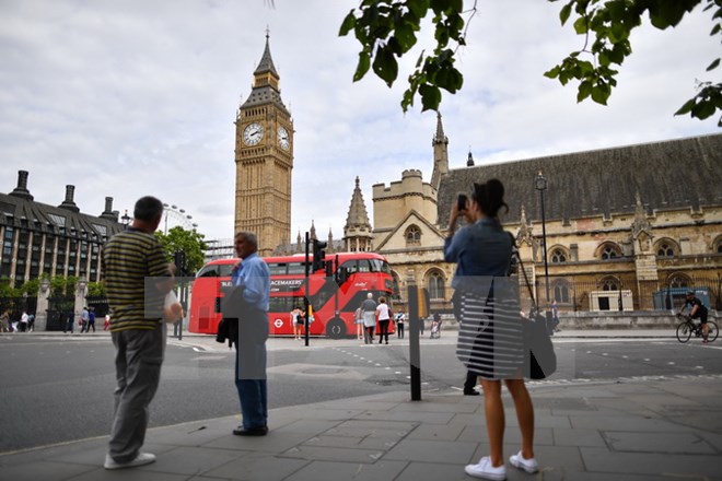Du khách thăm quan Tháp Big Ben ở trung tâm London. (Ảnh: AFP/TTXVN)