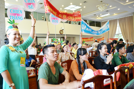 Ban Dân vận Tỉnh ủy vừa tổ chức hội thi tuyên truyền Dân vận khéo trong xây dựng nông thôn mới tỉnh Đồng Nai năm 2017. Trong ảnh: Các cổ động viên tích cực tham gia cổ vũ hội thi.