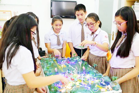 Các học sinh Trường quốc tế IPS Đồng Nai thích thú bên mô hình “Sa bàn trận đánh Điện Biên Phủ và Tây Bắc”.