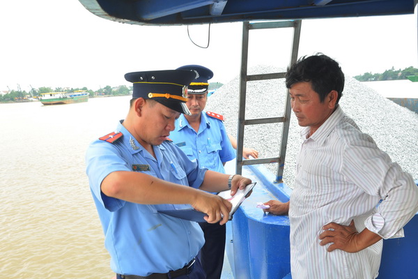 Lực lượng thanh tra giao thông (Sở Giao thông - vận tải) kiểm tra hoạt động vận tải hàng hóa trên sông Đồng Nai.