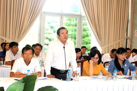 Đồng chí Phạm Văn Thuận, Bí thư Huyện ủy Xuân Lộc, trao đổi tại hội nghị.