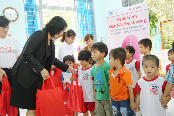 Đại diện Công ty Bảo hiểm nhân thọ Prudential Việt Nam tặng quà cho các bé