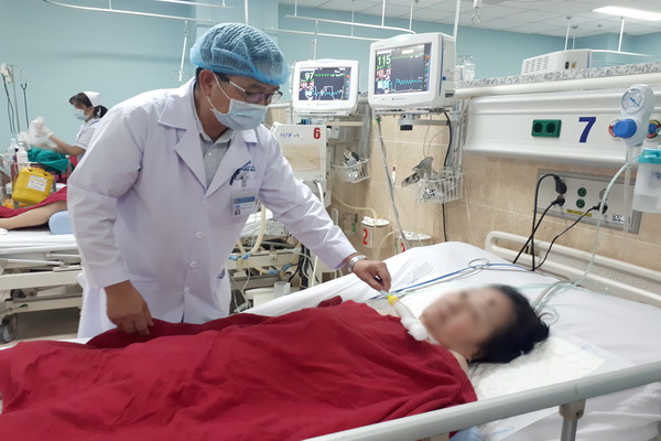 Bác sĩ Hoàng Đại Thắng, Trưởng Khoa hồi sức tích cực Bệnh viện đa khoa Đồng Nai tái khám cho bệnh nhân Huệ. Ảnh: Đặng Ngọc