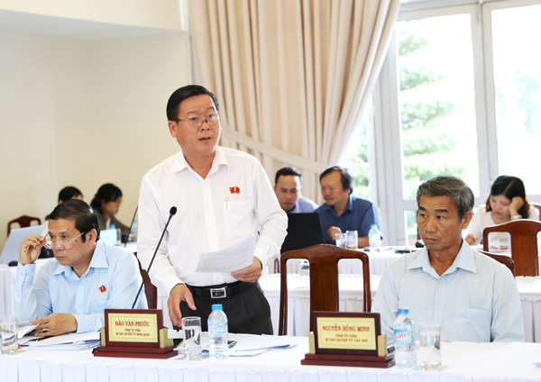 Bí thư Huyện ủy Định Quán Đào Hữu Phước nêu ý kiến tại hội nghị