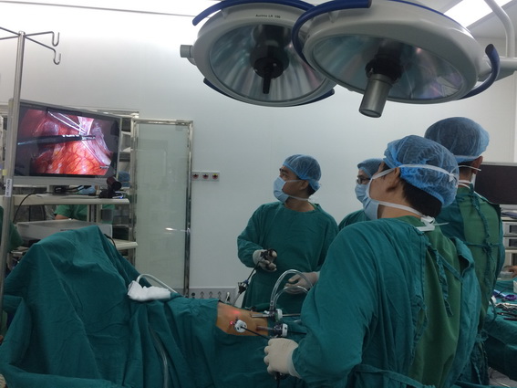 Các bác sĩ Khoa ngoại tổng quát Bệnh viện đa khoa Ðồng Nai thực hiện mổ nội soi cắt dạ dày. 
