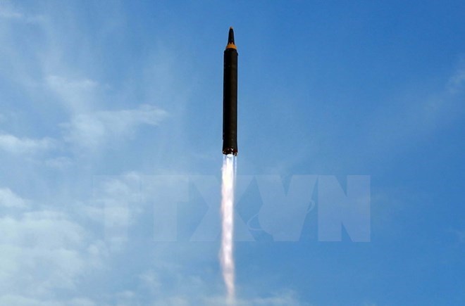 Tên lửa đạn đạo Hwasong-12 đã được phóng thử từ một địa điểm bí mật. (Ảnh: AFP/TTXVN)