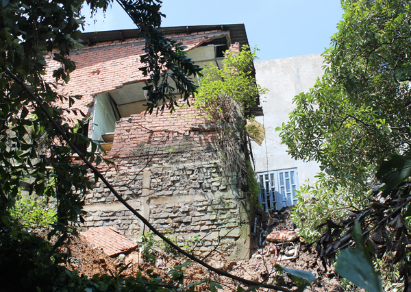 Một ngôi nhà của người dân ở khu vực này bị sập một phần