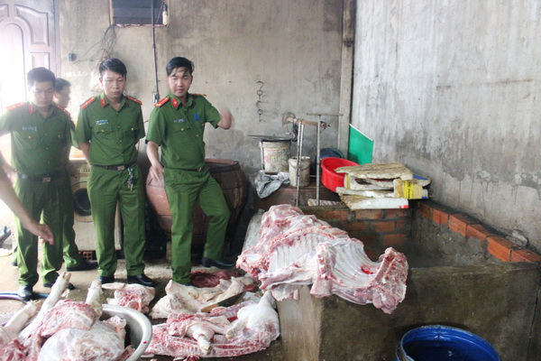 Một cơ sở giết mổ heo lậu bị công an phát hiện tại phường Long Bình. 