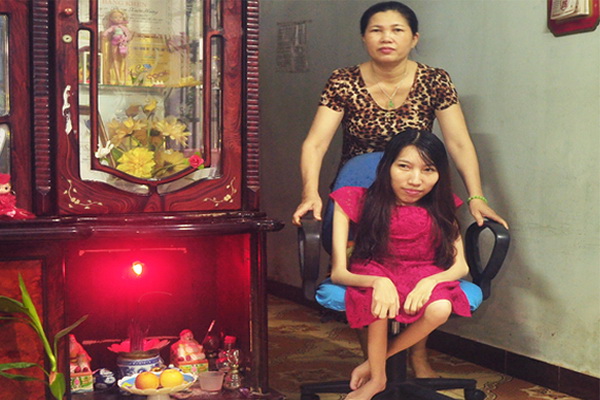 Mọi việc di chyển trong nhà của chị Phạm Tuyết Trinh đều phải nhờ mẹ giúp đỡ (ảnh: Đăng Tùng)