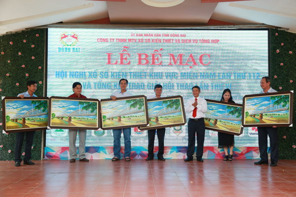 Ông Nguyễn Công Đức, Tổng giám đốc Công ty TNHH MTV Xổ số kiến thiết và dịch vụ tổng hợp Đồng Nai, tặng quà lưu niệm cho các đoàn tham dự hội thao.