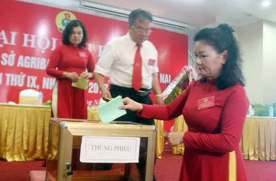 Các đại biểu tham gia bầu Ban chấp hành Công đoàn cơ sở Agribank Đồng Nai khóa IX (2017-2022)