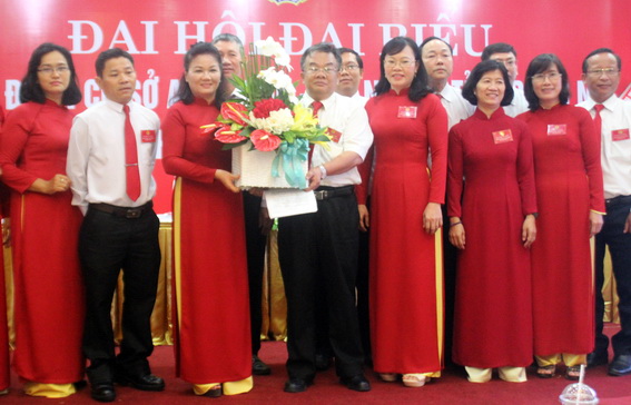 Đại diện Ban chấp hành Công đoàn cơ sở Agribank Đồng Nai nhiệm kỳ trước tặng hoa chúc mừng Ban chấp hành nhiệm kỳ mới.