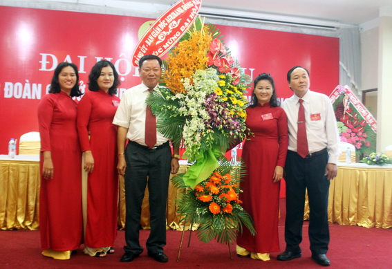 Ông Nguyễn Huy Trinh (giữa) Giám đốc Agribank Đồng Nai tặng hoa chúc mừng đại hội.