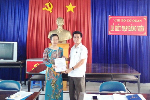 Trao quyết định kết nạp đảng viên mới ở Chi bộ phường Long Bình Tân (Đảng bộ TP.Biên Hòa).
