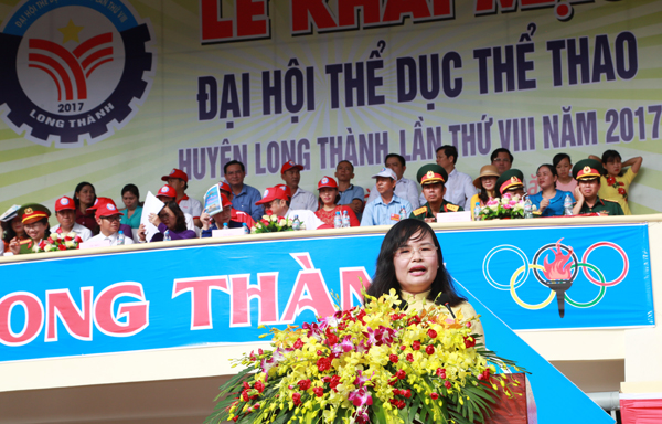 Đồng chí Nguyễn Thị Mộng Thu, Phó chủ tịch UBND huyện, Trưởng Ban chỉ đạo, ban tổ chức Đại hội TDTT huyện Long Thành phát biểu khai mạc