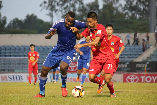 CLB HAGL (phải) hòa kịch tính 1-1 trước đội đầu bảng Quảng Nam.