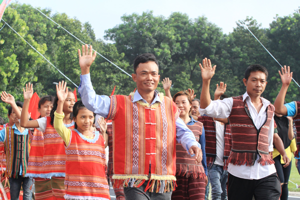 Đoàn VĐV các dân tộc thiểu số ở huyện Long Thành diễu hành qua lễ đài