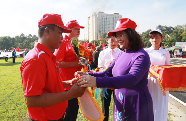 Đồng chí Nguyễn Hòa Hiệp, Phó chủ tịch UBND tỉnh, Trưởng ban chỉ đạo Đại hội TDTT tỉnh lần VIII tặng hoa, cờ lưu niệm cho các đoàn tham dự lễ khai mạc.