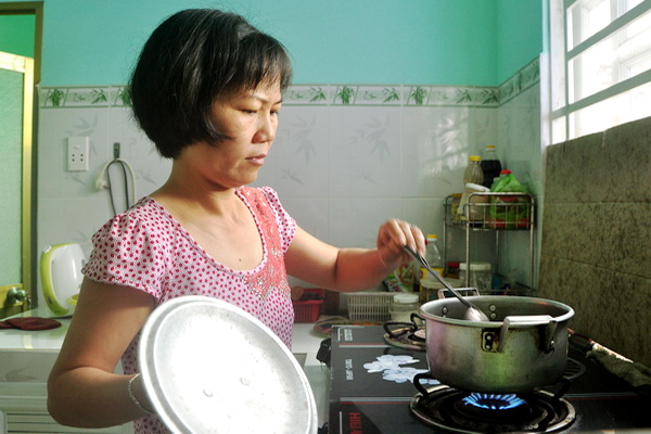 Bà Nguyễn Thị Hạnh Lệ lo toan cơm nước hàng ngày cho 7 người trong nhà.