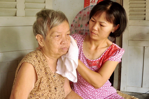 Bà Nguyễn Thị Hạnh Lệ ngày ngày chăm sóc mẹ già không thể tự đi lại.