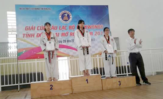 Ban tổ chức giải trao huy chương cho các võ sĩ đoạt thứ hạng.