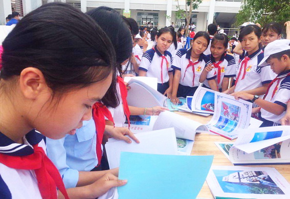Học sinh tìm hiểu tài liệu liên quan đến chủ quyền biển đảo Việt Nam tại buổi sinh hoạt ngoại khóa (ảnh: Thanh Tâm).