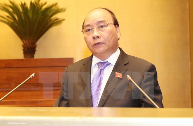 Thủ tướng Nguyễn Xuân Phúc trình bày Tờ trình đề nghị phê chuẩn việc miễn nhiệm chức vụ với hai thành viên Chính phủ. (Ảnh: Trọng Đức/TTXVN)