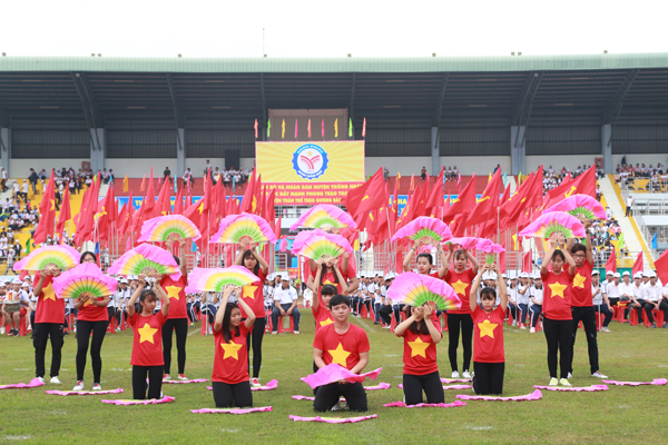 Màn đồng diễn thể dục của các em học sinh huyện Thống Nhất