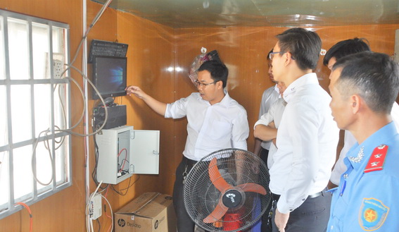 Các thành viên trong đoàn kiểm tra của Ban ATGT tỉnh kiểm tra hệ thống kết nối dữ liệu tải trọng phương tiện tại một mỏ vật liệu xây dựng ở xã Phước Tân (TP.Biên Hòa)