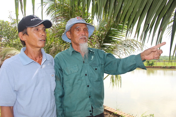 Ông Tám Dự (phải) và ông Ba Nhưa được nông dân ở đồng Sa Cá quý trọng.