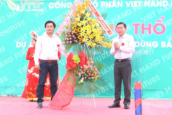 Đ/C  Đào Văn Phước bí thư huyện ủy tặng hoa chúc mừng