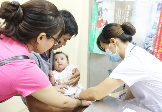 Nhân viên y tế Trung tâm y tế dự phòng tỉnh tiêm ngừa vaccine 5 trong 1 cho trẻ (Ảnh minh họa)