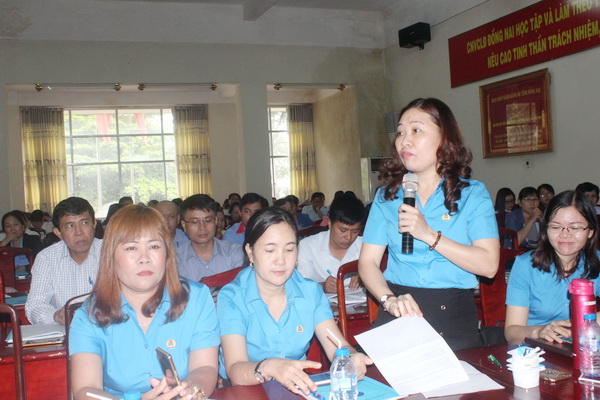 Bà Phạm Thị Phương, Chủ tịch Công đoàn Công ty TNHH Mabuchi Motor Việt Nam (Khu công nghiệp Biên Hòa 2), đại diện người lao động công ty trình bày ý kiến. Ảnh: H.DUNG