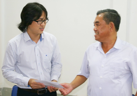 Chủ tịch Ủy ban MTTQVN tỉnh Đồng Nai Huỳnh Văn Tới (bên phải) đến Văn phòng Cơ quan Thường trú TTXVN tại Đồng Nai thăm hỏi và trao quà cho gia đình nhà báo Đinh Hữu Dư
