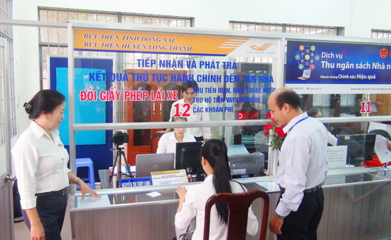 Người dân làm thủ tục cấp đổi giấy phép lại xe tại bộ phận tiếp nhận và trả kết quả huyện Long Thành