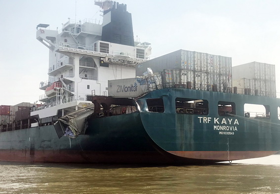 Các thùng container trên tàu Trf Kaya bị hư sau vụ va chạm. (ảnh: Vĩnh Phú).