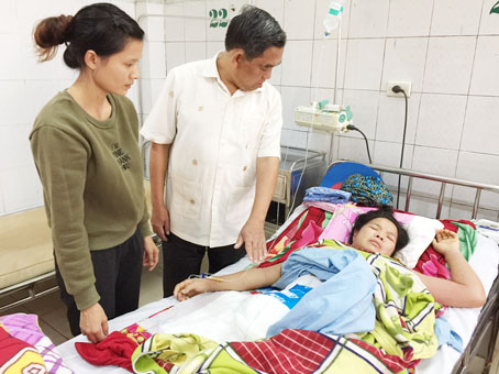 Chủ tịch Ủy ban MTTQ tỉnh Huỳnh Văn Tới thăm hỏi nạn nhân Lữ Thị Thuyệt.