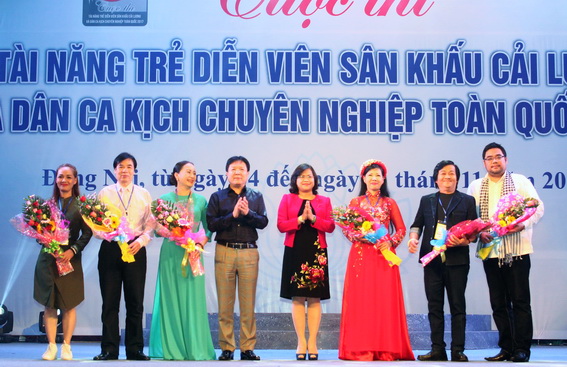 Ông Vương Duy Biên (thứ 4 từ trái sang), Thứ trưởng Bộ Văn hóa - thể thao và du lịch và bà Nguyễn Hòa Hiệp (thứ 4 từ phải sang), Phó chủ tịch UBND tỉnh tặng hoa các thành viên Ban giám khảo cuộc thi