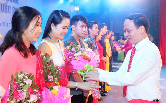 Ông Lê Minh Tuấn, Phó Cục trưởng Cục Nghệ thuật biểu diễn, Trưởng ban tổ chức cuộc thi tặng hoa cho đại diện các đoàn nghệ thuật cải lương và dân ca kịch tham gia cuộc thi