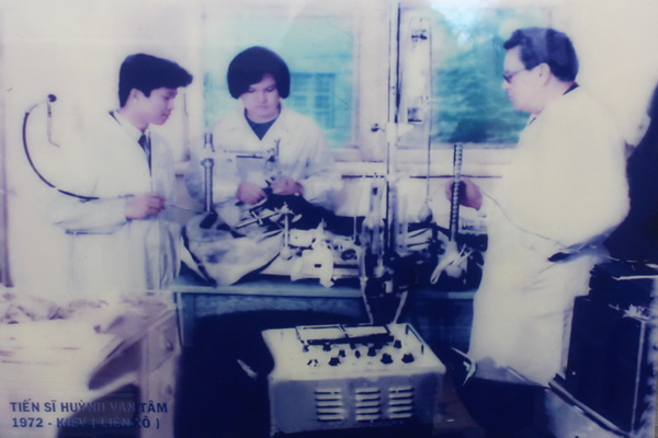 Ông Huỳnh Văn Tâm (bìa trái) thực hành trong thời gian nghiên cứu sinh tại Nga.