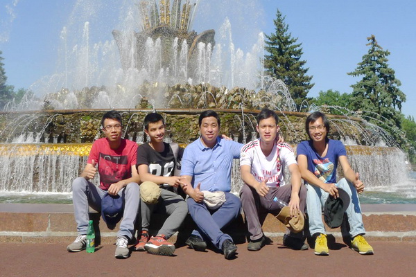 Anh Nguyễn Trí Cường (thứ 2 từ trái qua) chụp hình lưu niệm cùng bạn tại Moscow.