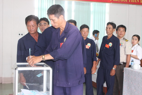 Người lao động Công ty cổ phần môi trường Sonadezi (TP.Biên Hòa) bỏ phiếu bầu Ban chấp hành Công đoàn nhiệm kỳ 2017-2022. (ảnh minh họa)